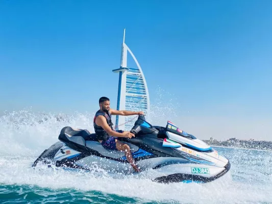 30-minutowa wycieczka skuterem wodnym pod kultowy hotel Burj Al Arab