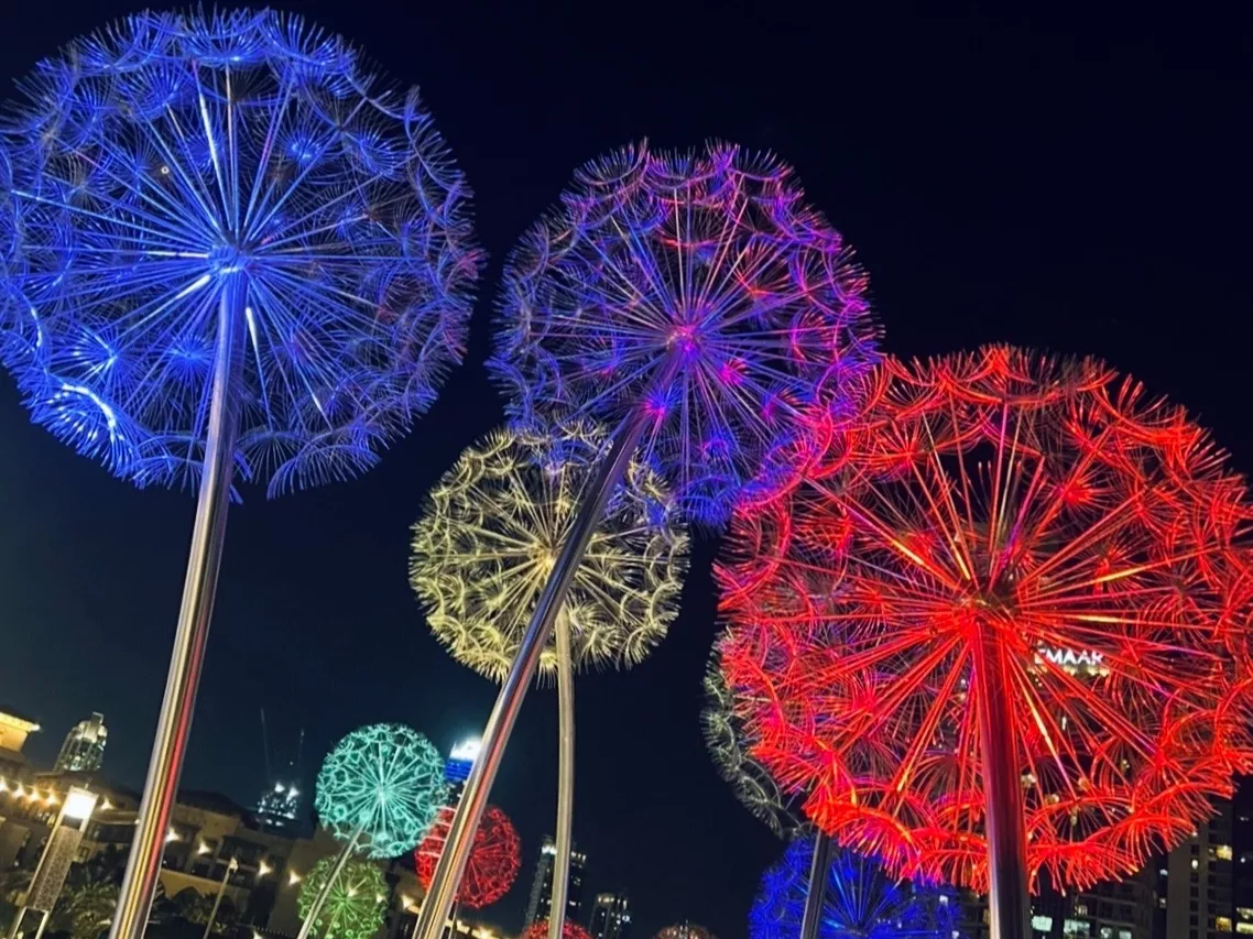 Dandelion Light Sculpture - 14 świetlistych dmuchawców u stóp Burj Khalifa