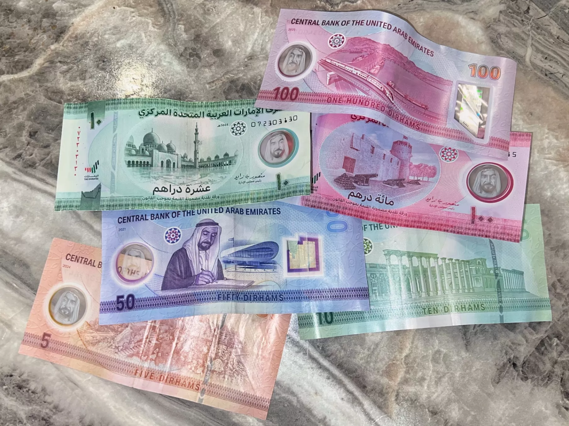 Jakie pieniądze zabrać do Dubaju? Waluta w Zjednoczonych Emiratach Arabskich i płatności kartą - Przewodnik