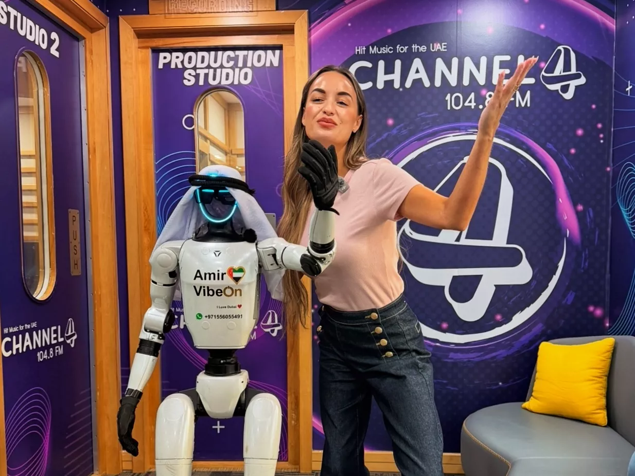 Amir VibeOn w Channel 4! Robot-influencer gościem w programie Alany Wallace