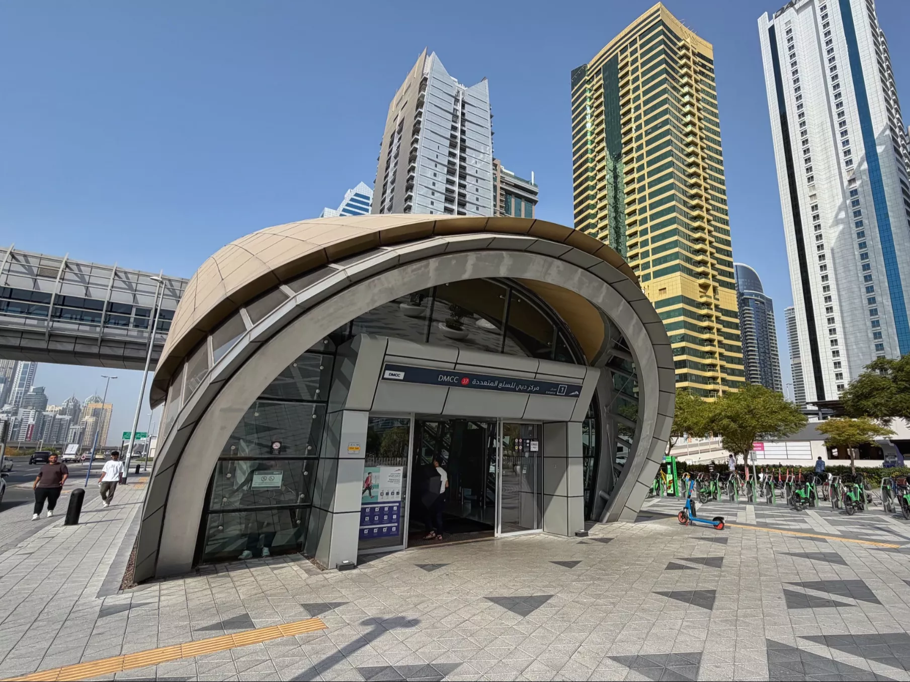 Metro w Dubaju - ceny, mapa, linie i atrakcje przy stacjach