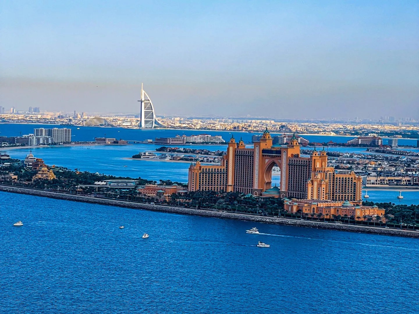 Niesamowity lot helikopterem nad Dubajem i Abu Dhabi - zobacz ZEA z lotu ptaka