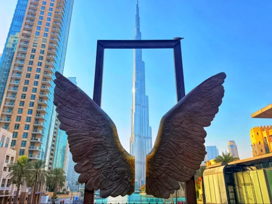 Wings of Mexico - kultowe złote skrzydła z widokiem na Burj Khalifa