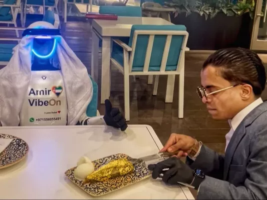 Humanoidalny robot AI Amir VibeOn odwiedził JBR Beach i ZouZou Restaurant w Dubaju