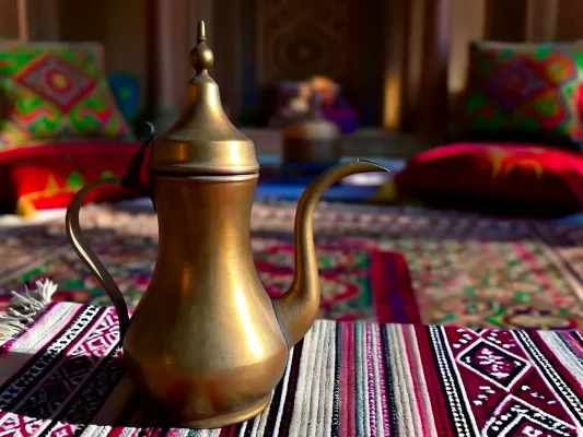 Kawa Gahwa: Serce arabskiej gościnności i tradycja Majlis w ZEA