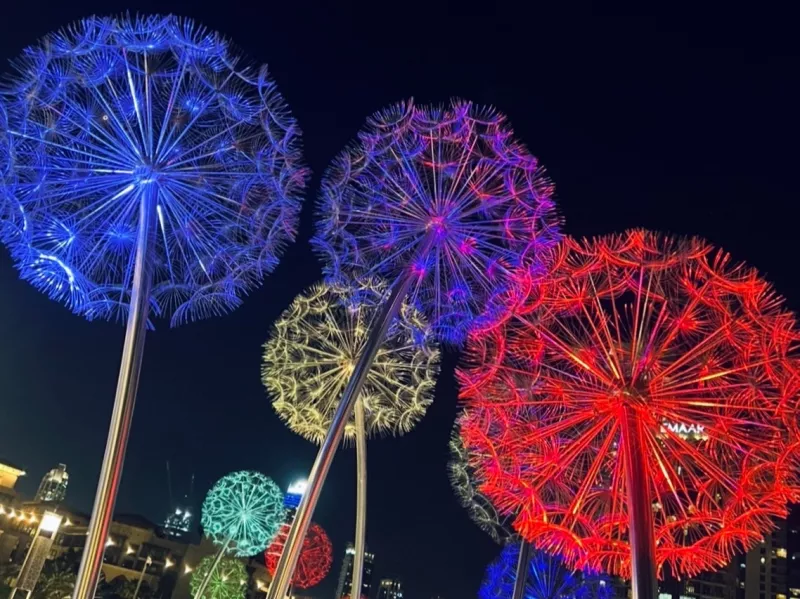 Dandelion Light Sculpture - dmuchawce pod Burj Khalifa